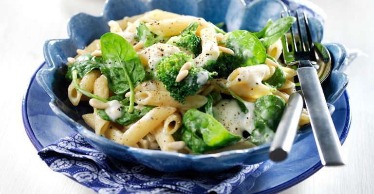 Broccoli- och spenatpasta med pinjenötter