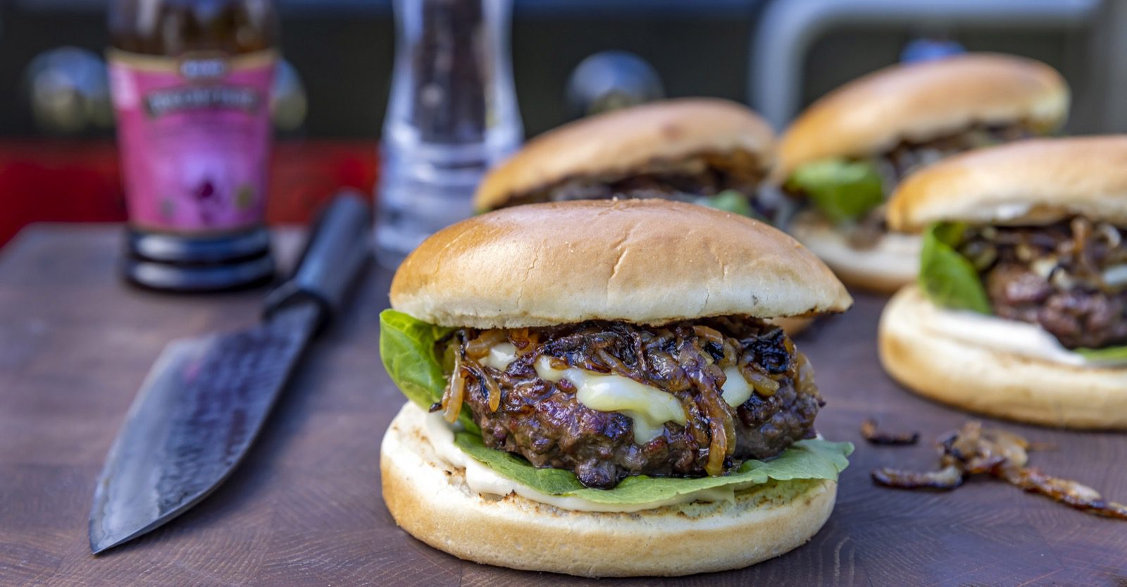 Hamburgare med karamelliserad lök och tryffelmajonäs