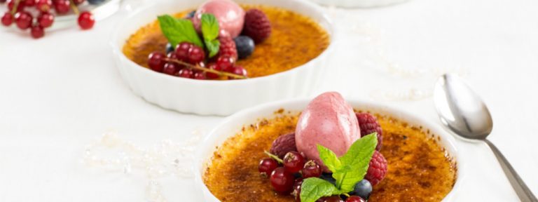 Crème brulee med vanilj och hallon