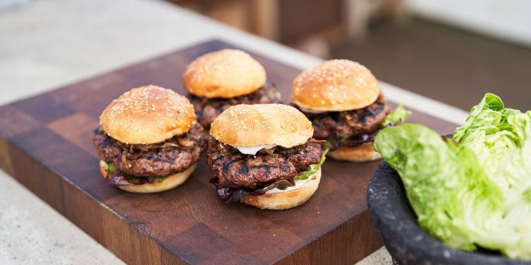 Grillad hamburgare med karamelliserad lök