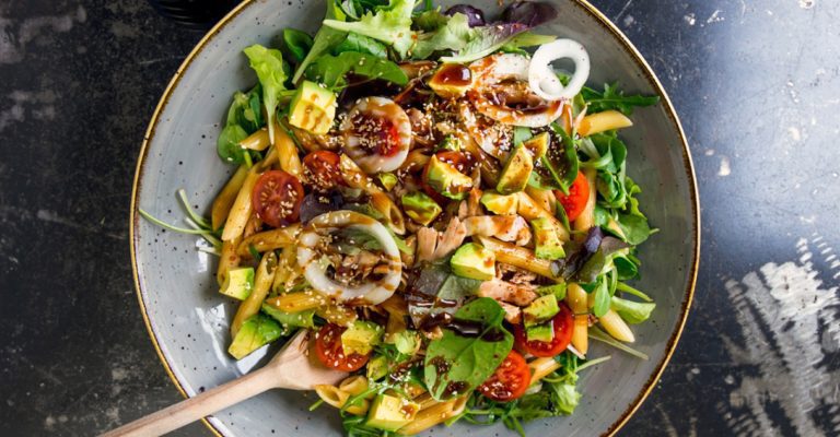 Kycklingsallad med hoisindressing