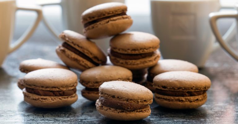 Macarons med chokladfyllning