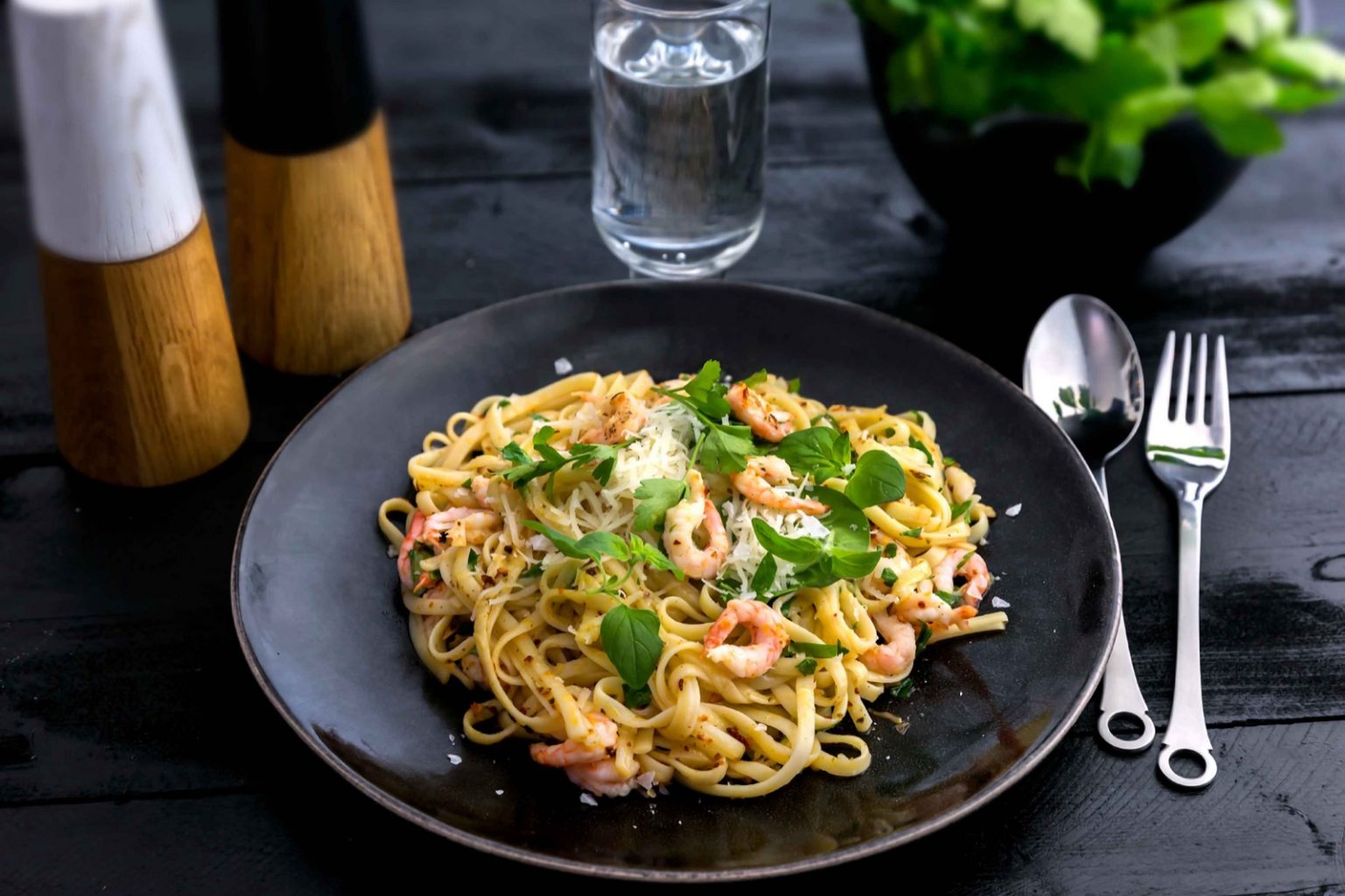 Pasta med chili och räkor