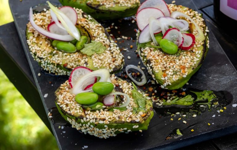 Grillad avokadosallad med korianderdressing och grönsaker