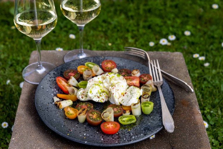 Grillad lök- och tomatsallad med mozzarella