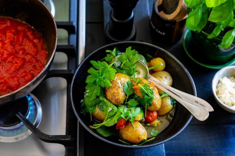 Värdens godaste potatis med vitlök, persilja och tomat