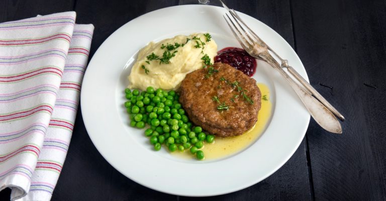 Wallenbergare med lingon och mandelpotatispuré