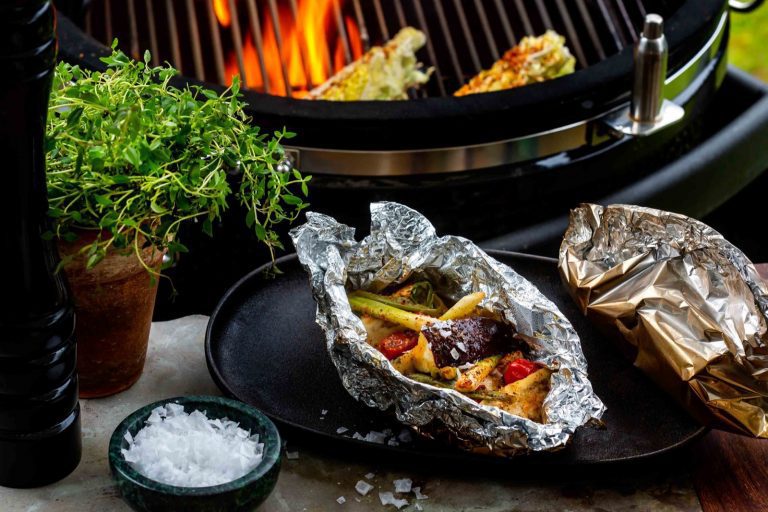 Grönsakspaket på grillen