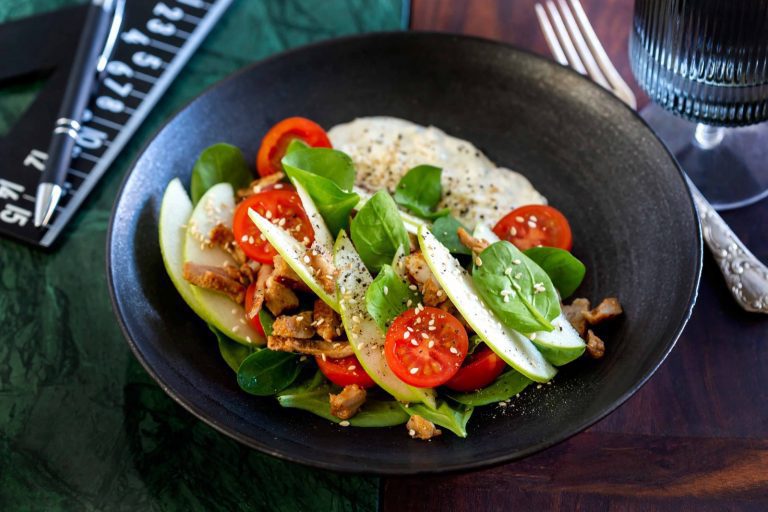 Kycklingsallad med äpple och spenat