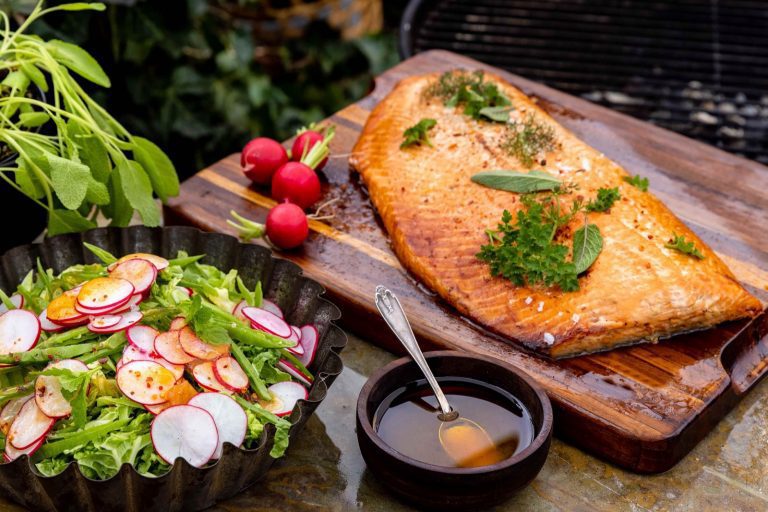 Lättgravad och grillad lax med kålsallad