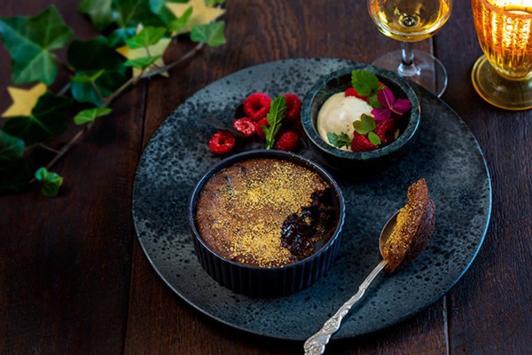 Chokladfondant med glass och bär