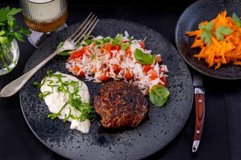 Pannbiff och parmesansås med tomatris