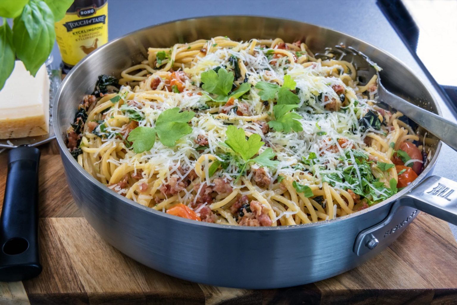 Spagetti med citron, salsiccia och vitlök