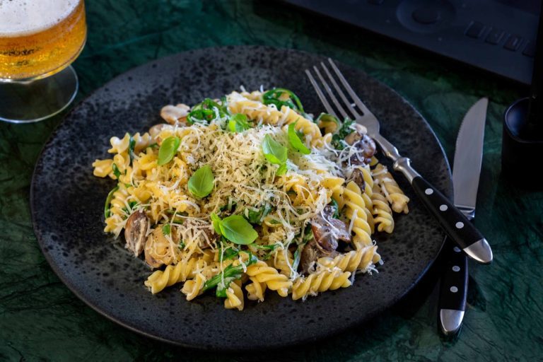 Pasta med vitlök och svamp