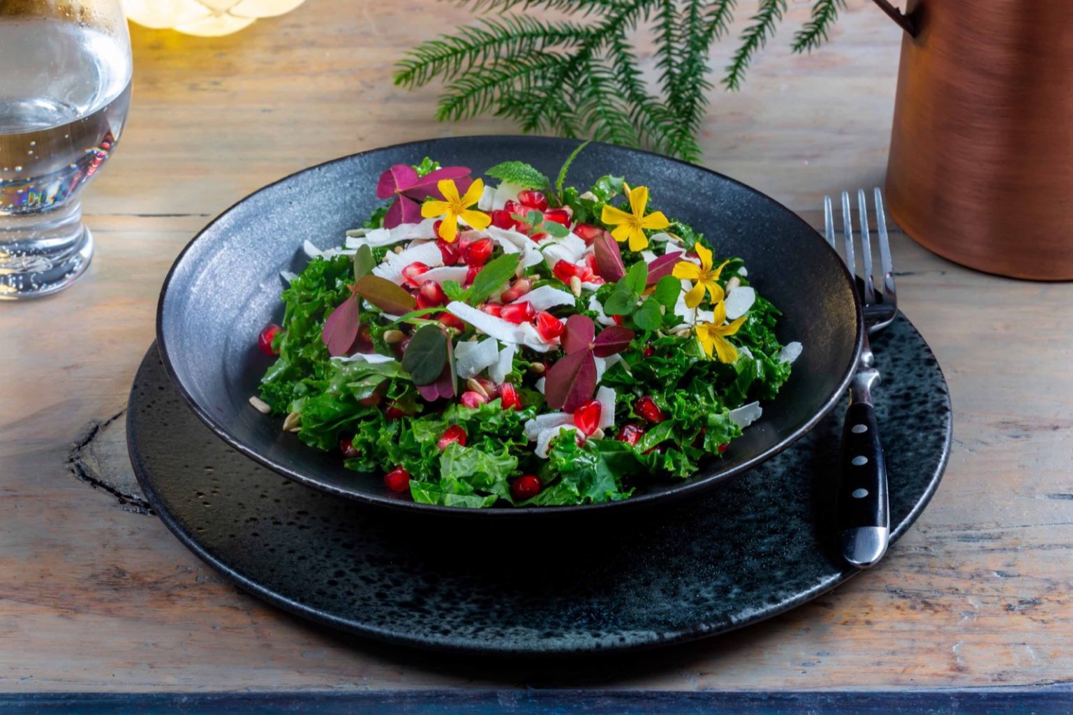 Julsallad med grönkål, granatäpple och kokos