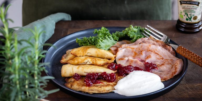 Potatisplättar med halstrad skinka och lingon