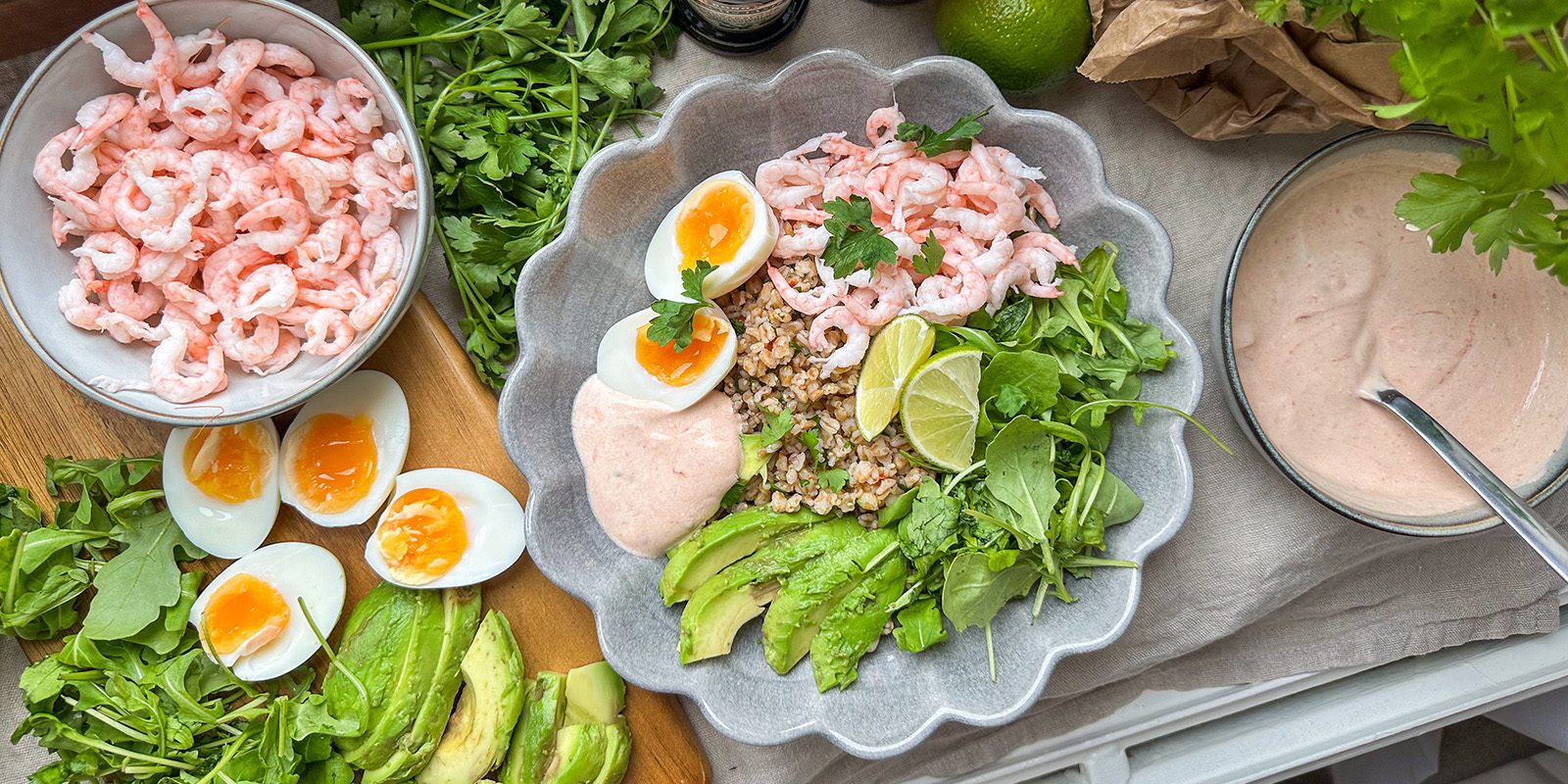 Bovetebowl med avokado, ägg och räkor