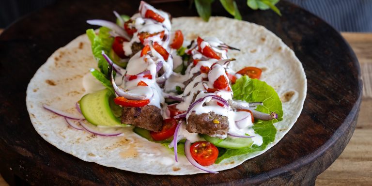 Kafta - köttfärskebab med vitlökssås och flatbread