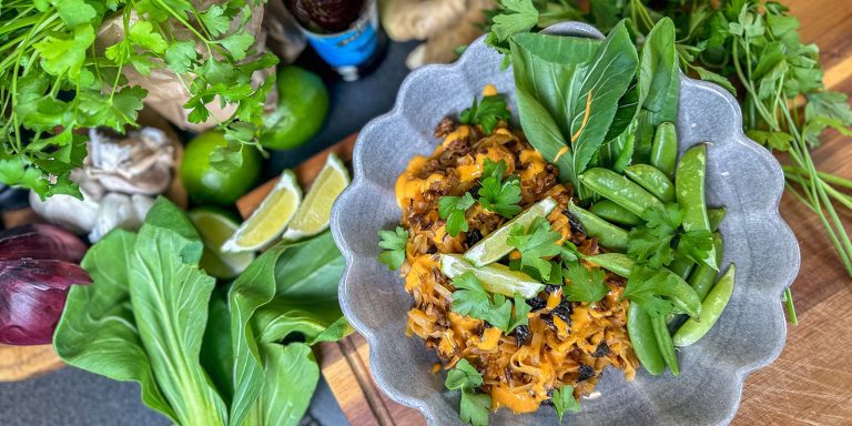 Nudelbowl med nötfärs och pac choi