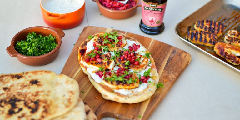 Flatbreads med het honungshalloumi med tzatziki och granatäpple