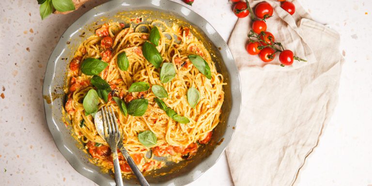 Pasta med bakad fetaost och tomat