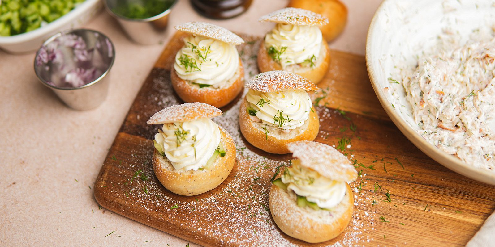 Matiga semlor med lax och pepparrot