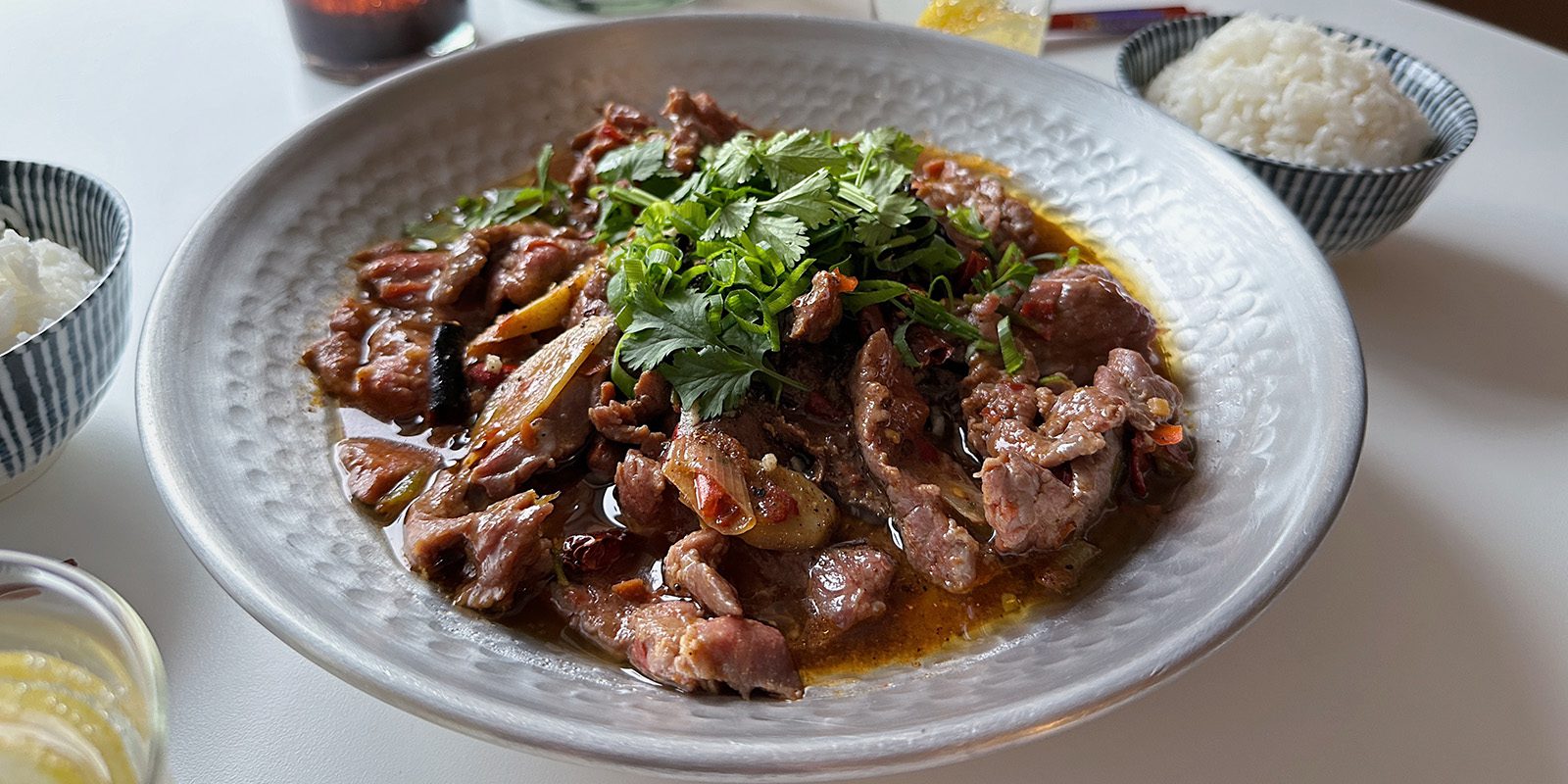 Sichuan boiled beef med kalvfond