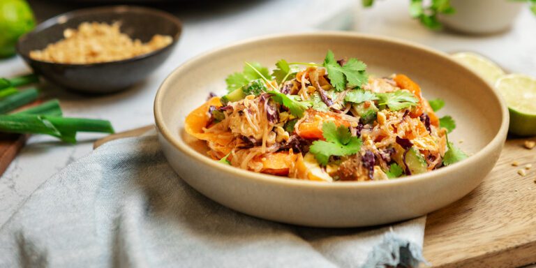 Nudelsallad med kyckling och jordnötsdressing