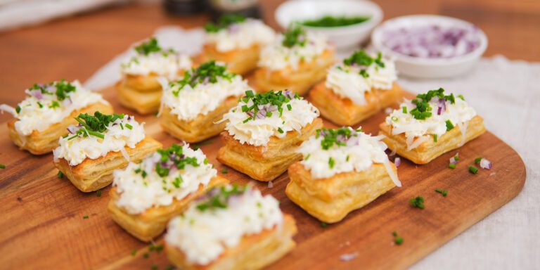 Parmesanbakelser med smetana, rödlök och gräslök