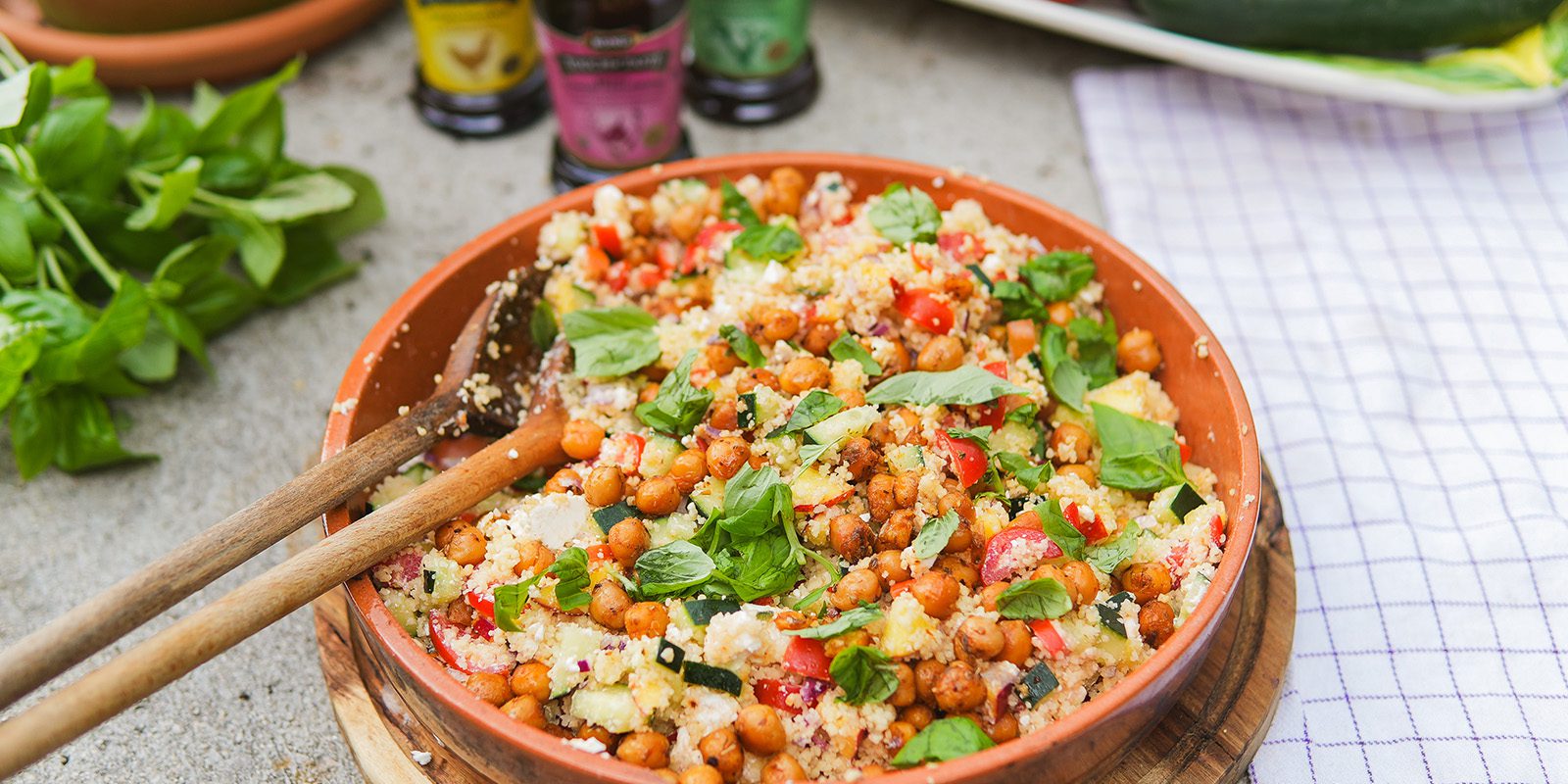 Sommarsallad med couscous, fetaost, nektariner och rostade kikärtor