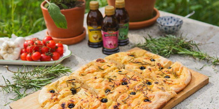 Snabb focaccia med rosmarin, oliver och brynt schalottenlök