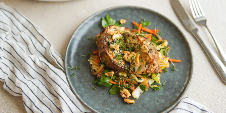 Bakad rotselleri med kålsallad, krasse och nötter