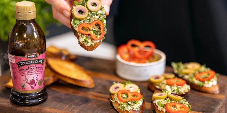 Chevré-crostinis med honung och pumpakärnor