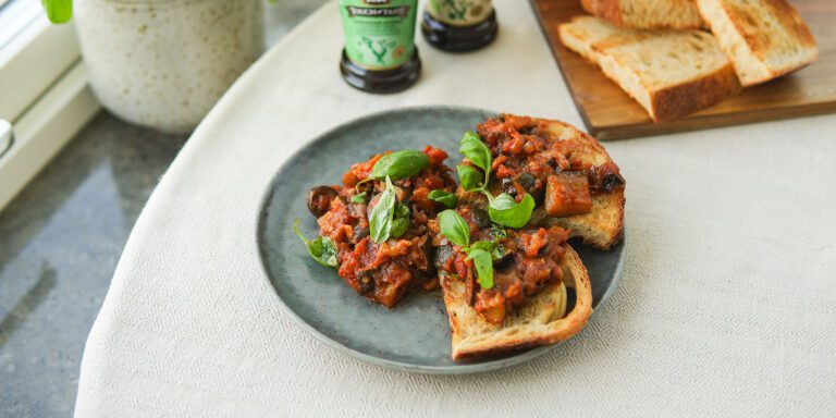 Medelhavsröra med aubergine, zucchini och oliver