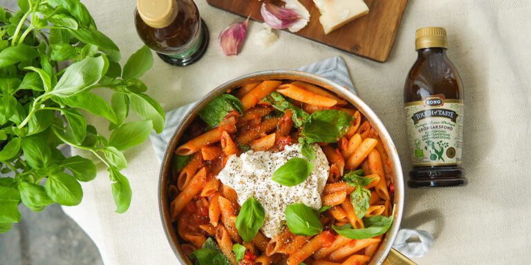 Snabb One-pot-pasta med tomat och burrata