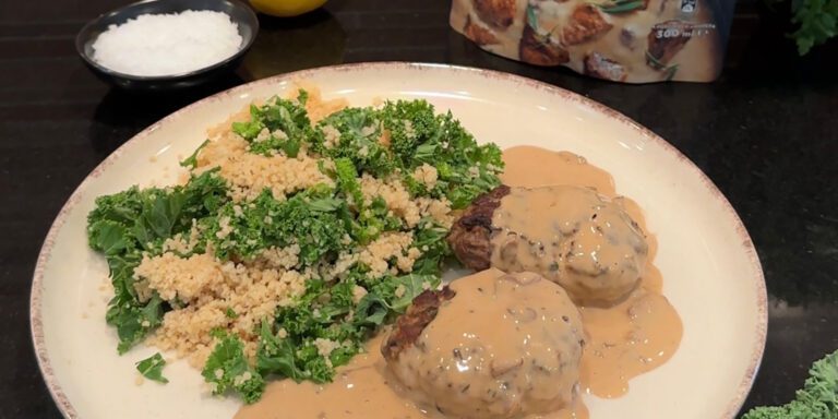 Nötfärsbiffar i svamp och dragonsås med couscous