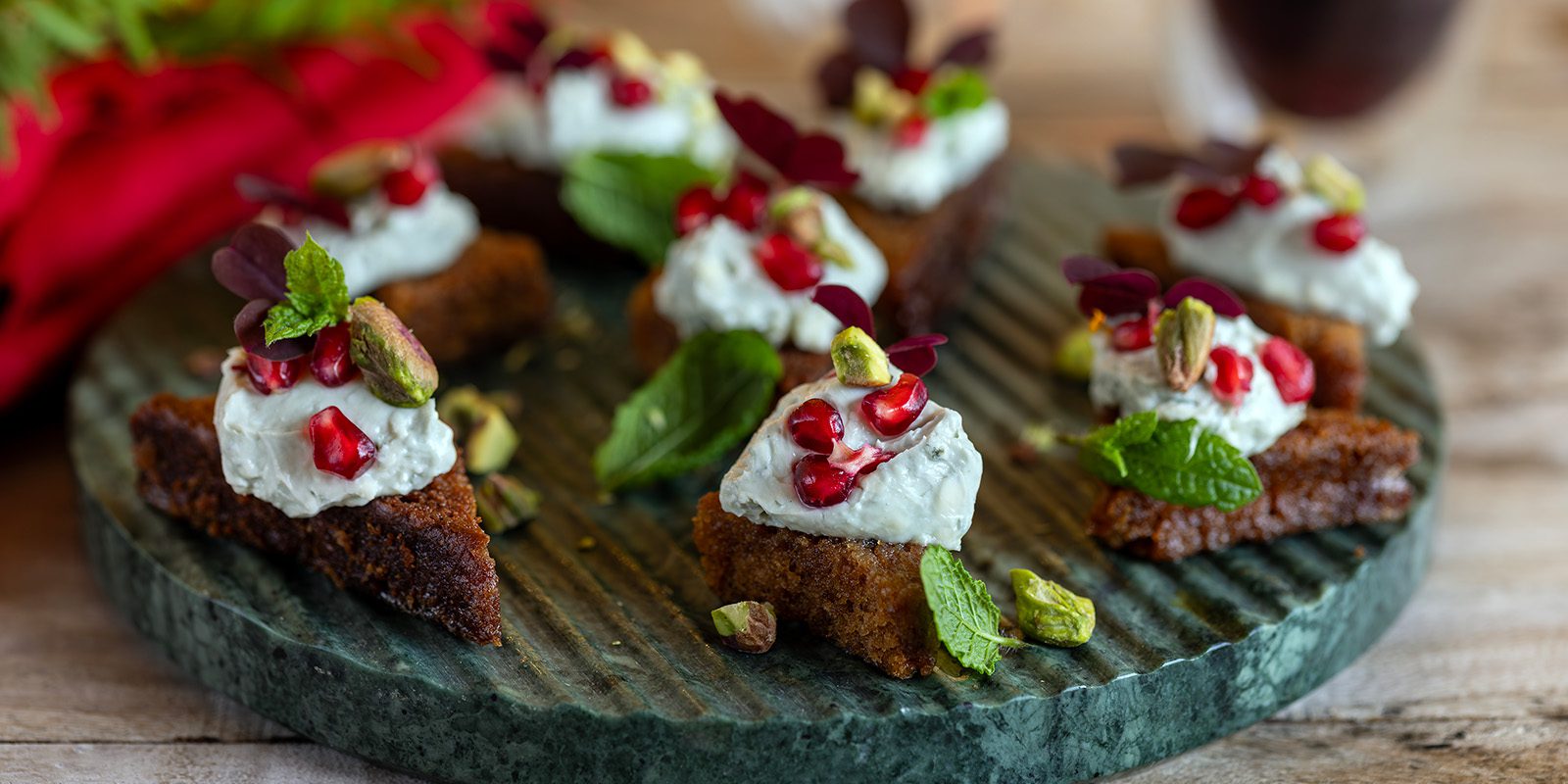 Ädelostkräm på mjuk pepparkaka