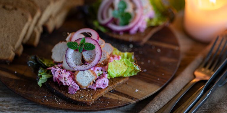 Svinnsmarta köttbullemackor med rödbetssallad