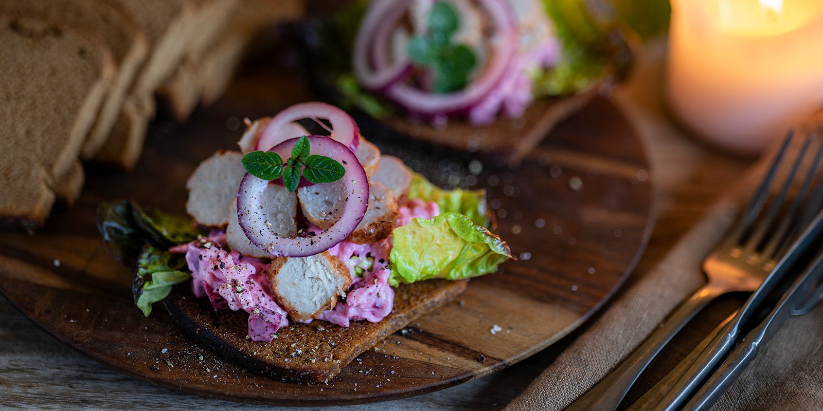 Svinnsmarta köttbullemackor med rödbetssallad