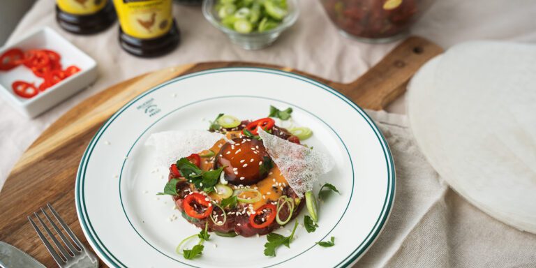 Asiatisk råbiff med sojagravad äggula och chilikräm på friterat rispapper