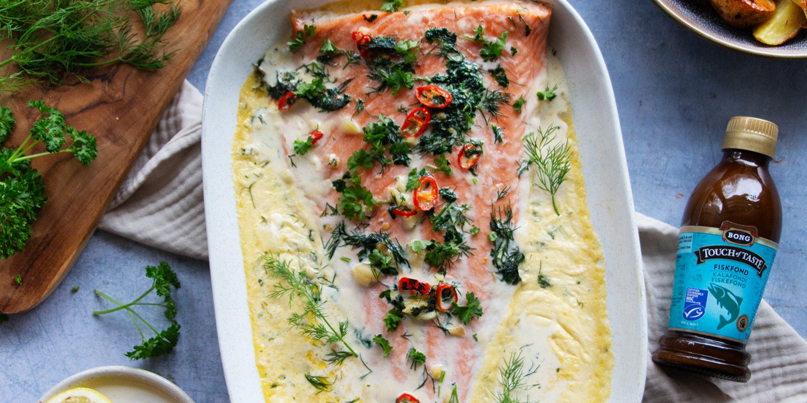 Ugnsbakad lax med vitlöks- och örtsås