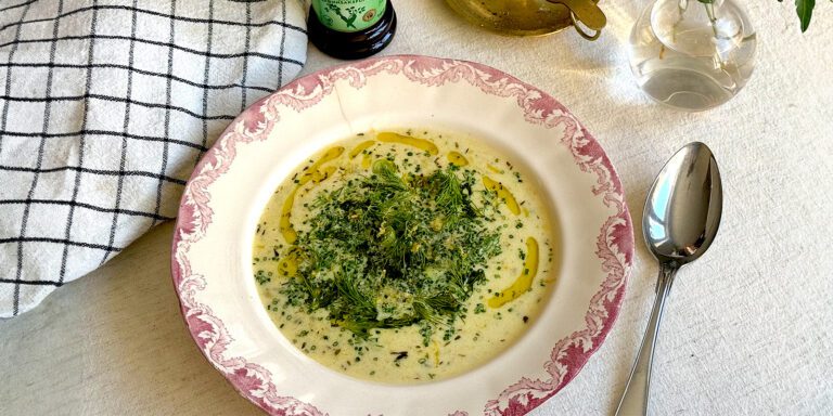 Potatis och purjolökssoppa med färska örter