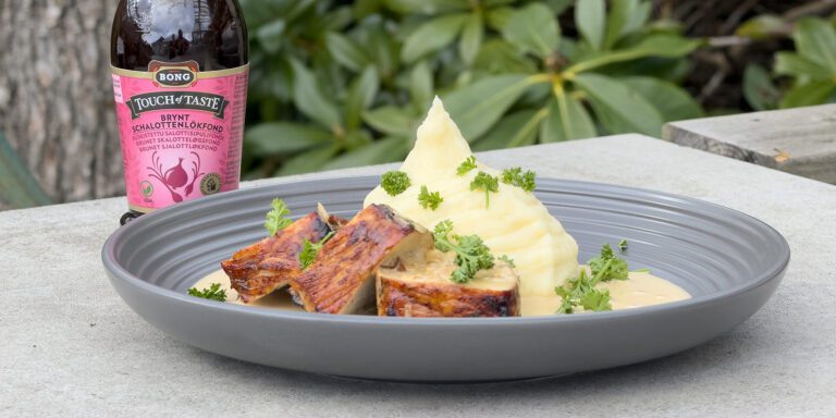 Grillad fläskytterfilé med krämig schalottenlöksås och len potatispuré