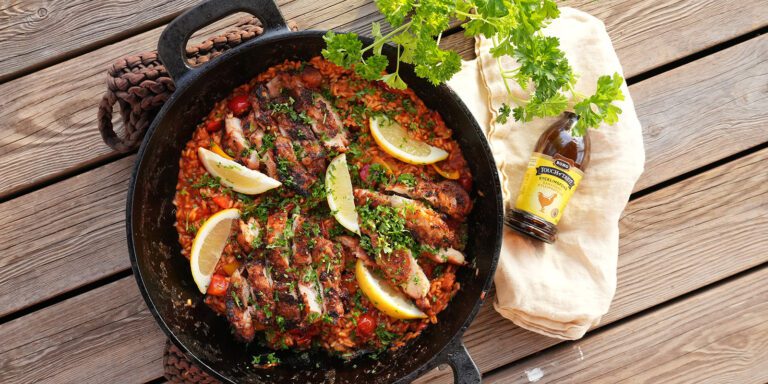 Smakrik paella på grillen med kryddig kyckling