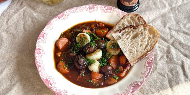 Boeuf Bourguignon med högrev, rödvin och oxfond