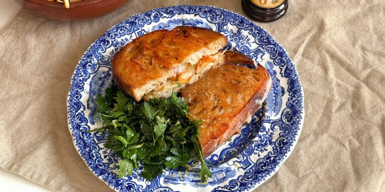 Grilled cheese med kantareller och prästost