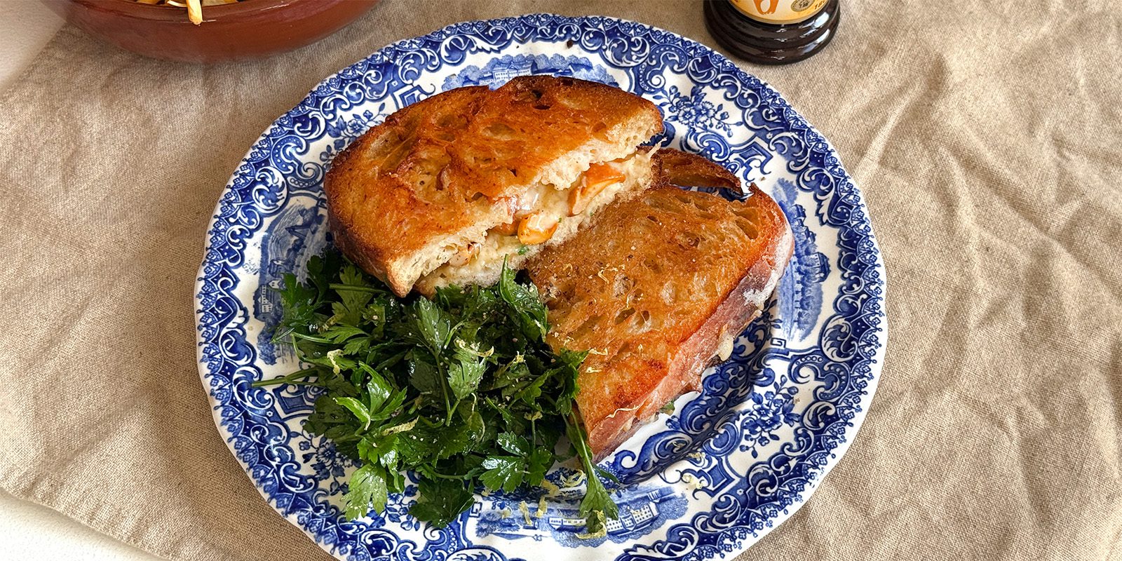 Grilled cheese med kantareller och prästost