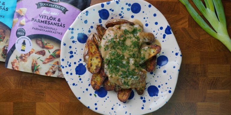 Krispig ugnspotatis med kyckling och Vitlök och Parmesansås
