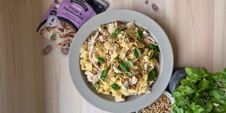 Krämig kycklingpasta med Just add Vitlök och Parmesansås